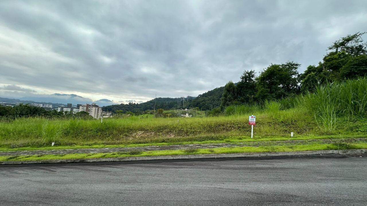 Terreno à venda no Barra do Rio Cerro: 