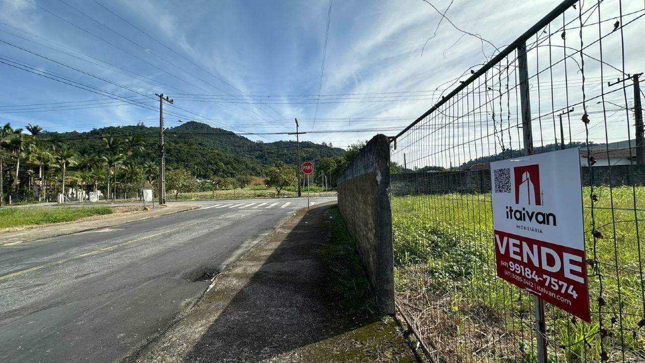 Terreno à venda no Barra do Rio Cerro: 
