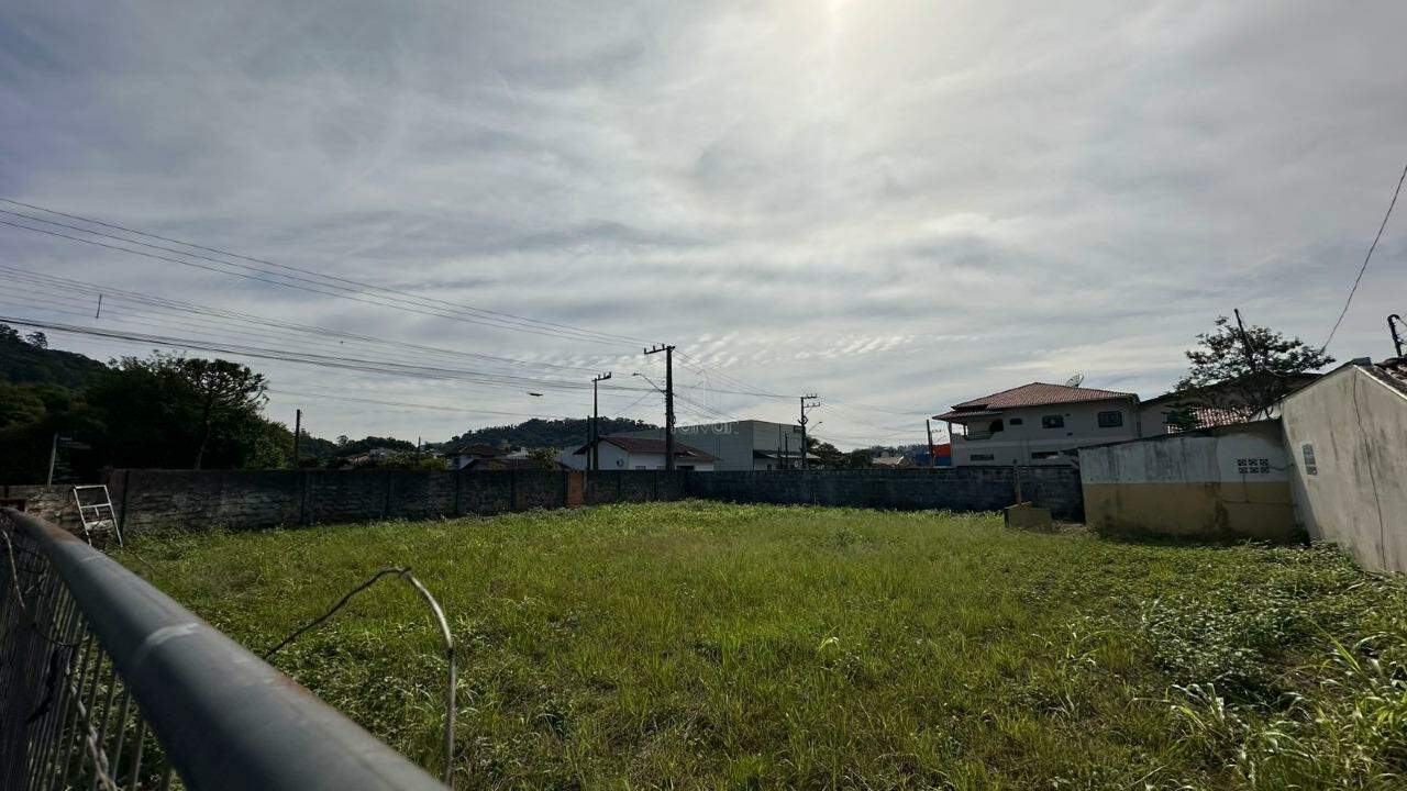 Terreno à venda no Barra do Rio Cerro: 