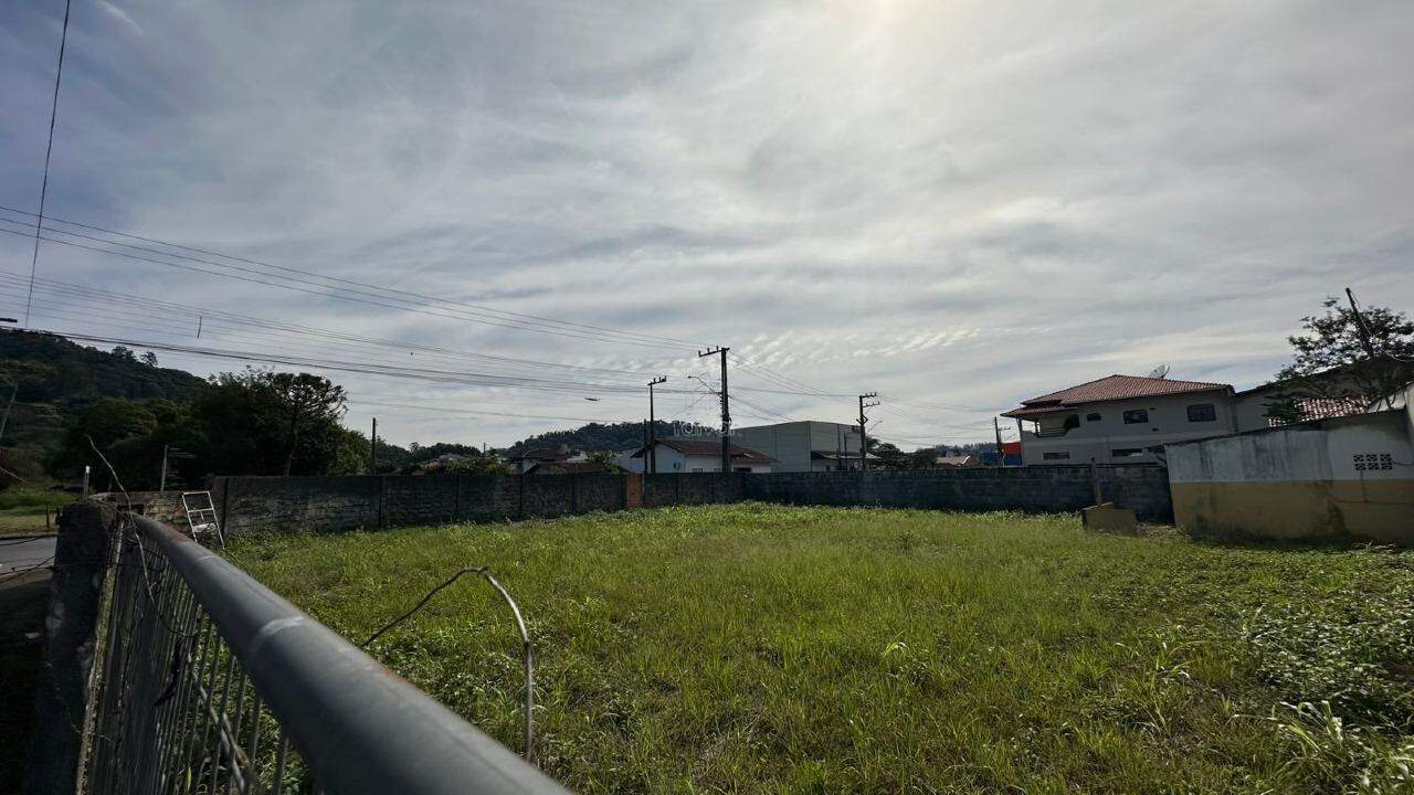 Terreno à venda no Barra do Rio Cerro: 