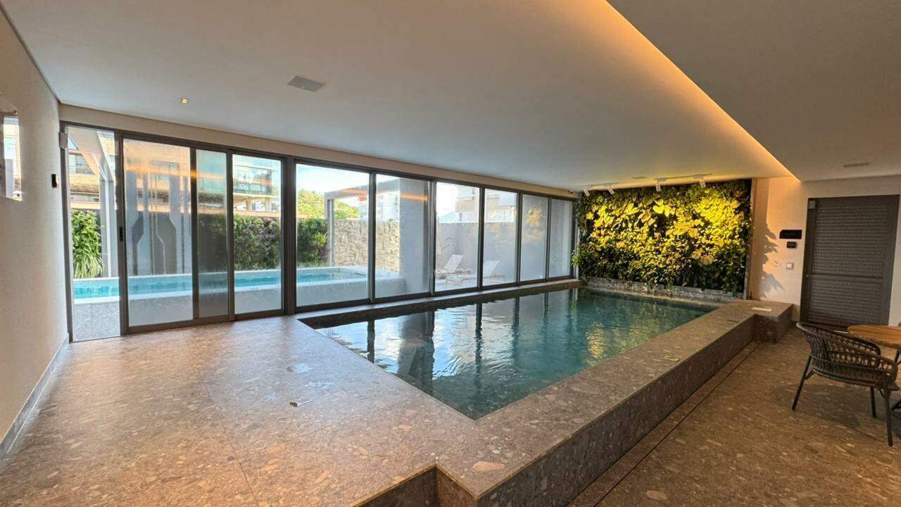 Apartamento à venda no Centro: piscina interna