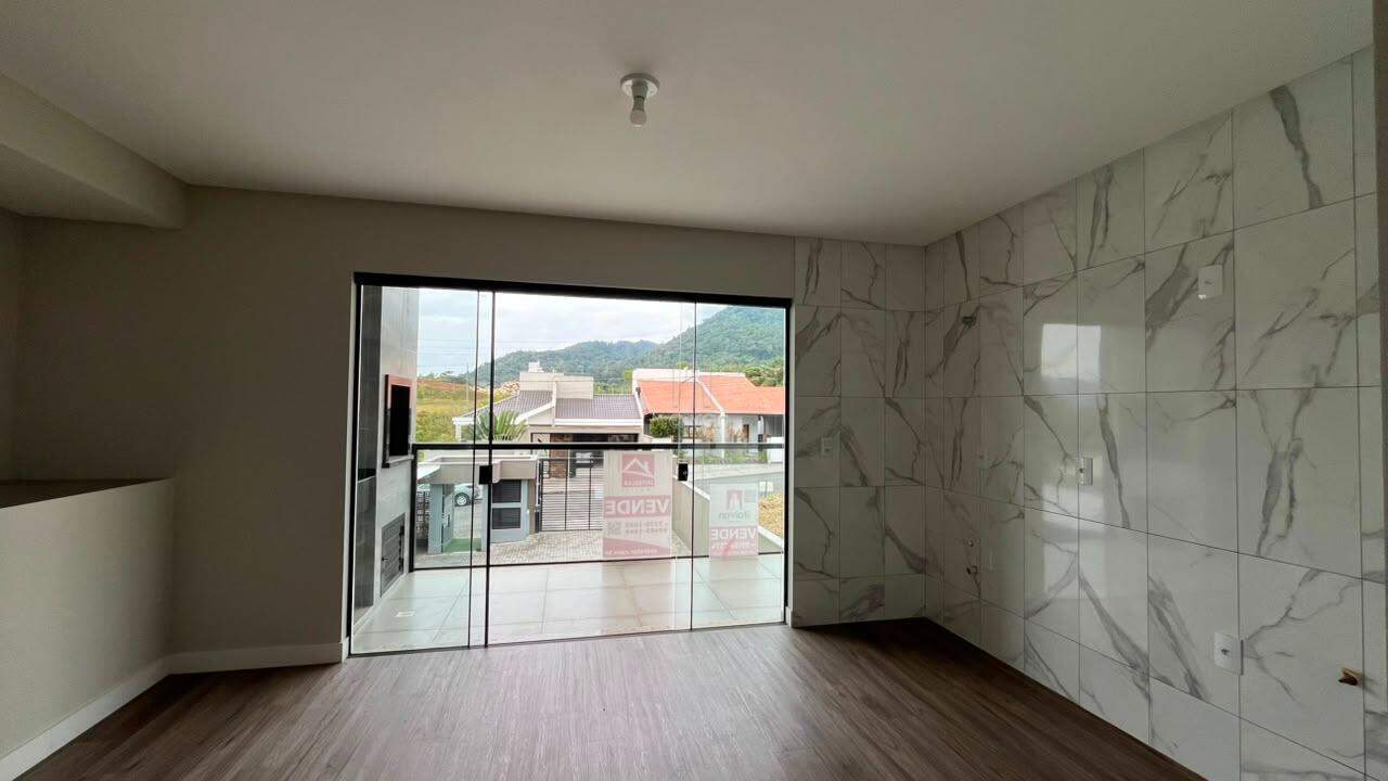 Apartamento à venda no Barra do Rio Cerro: 