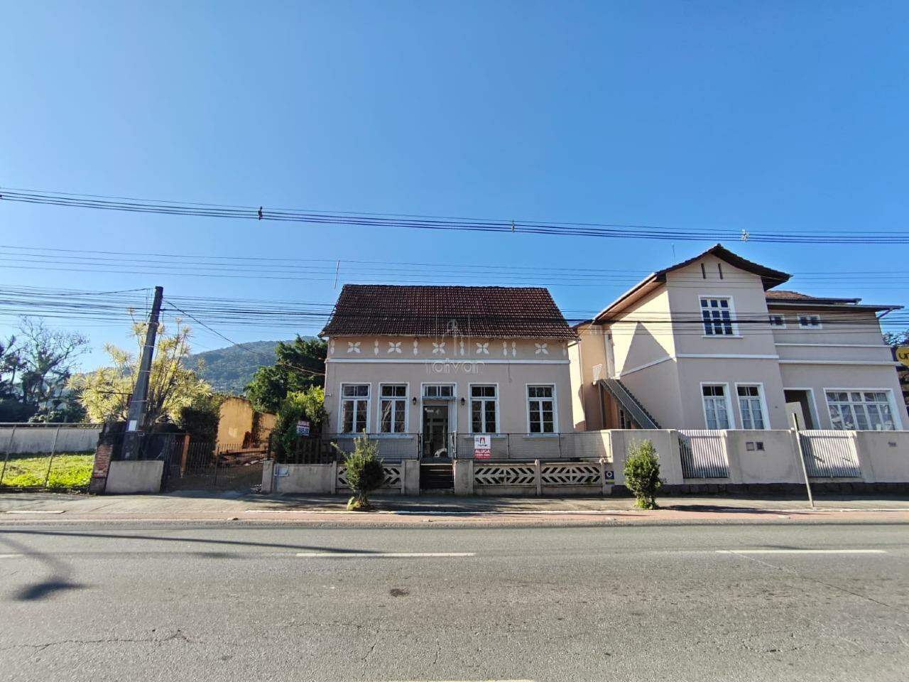 Casa comercial para aluguel no Centro: 
