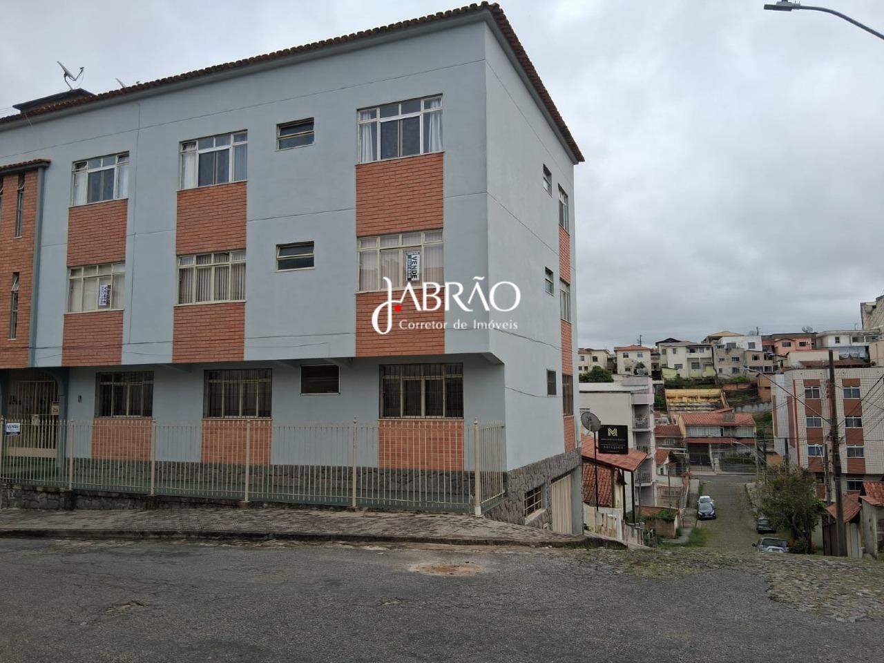 Apartamento à venda com 03 (três) quartos no bairro São Geraldo, Barbacena / MG.