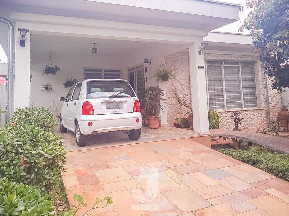 Casa à venda com 3 quartos, 191m² - Foto 1