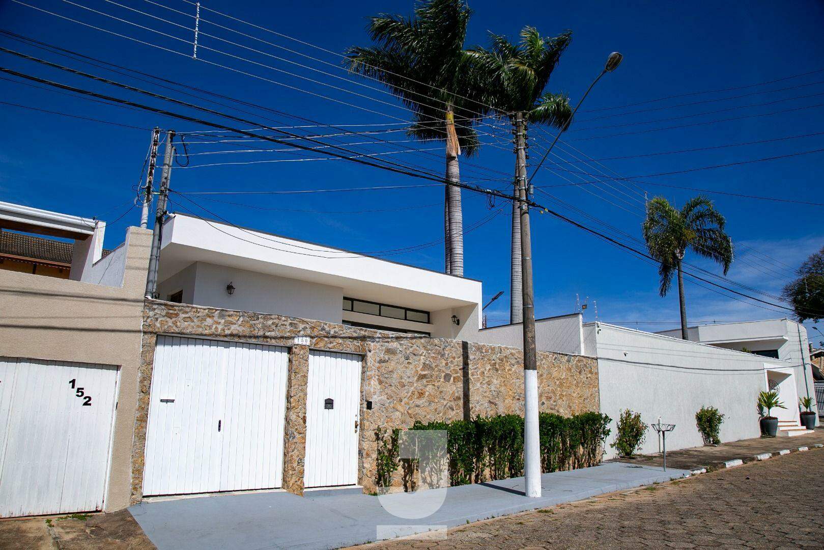 Casa à venda com 3 quartos, 189m² - Foto 1