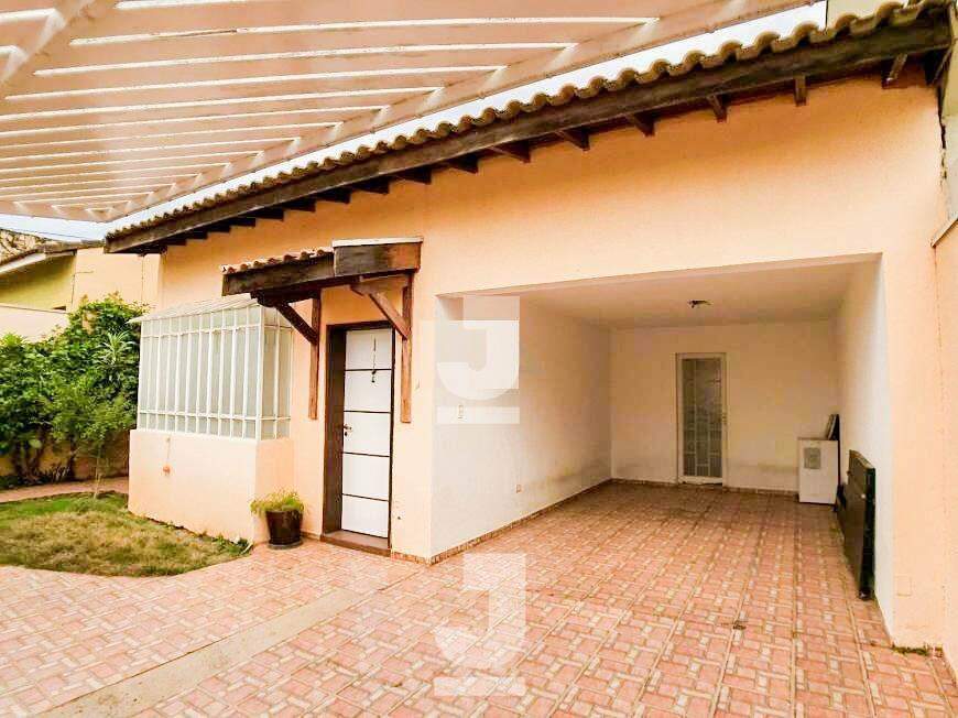 Casa à venda com 3 quartos, 206m² - Foto 1