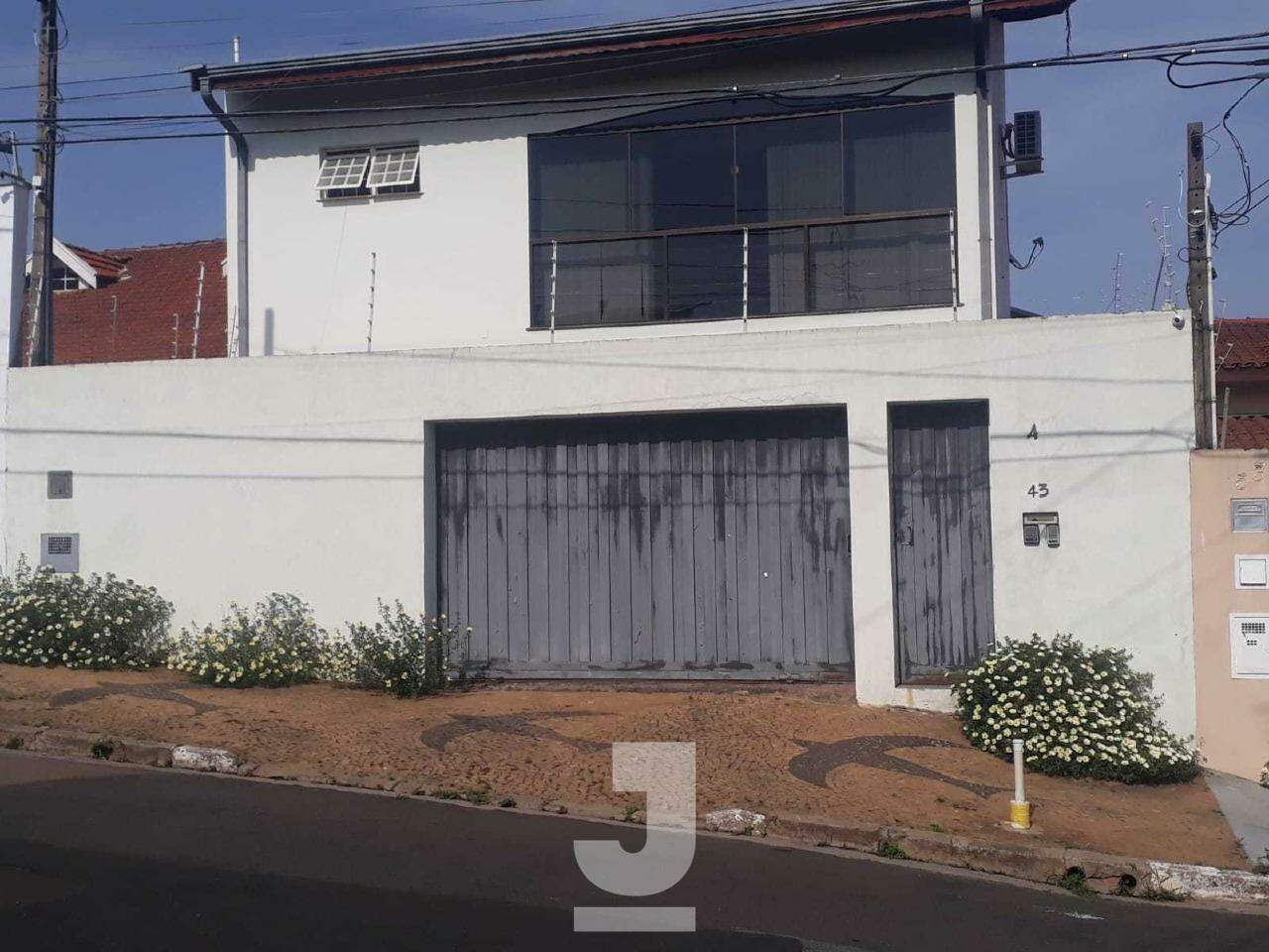 Casa à venda com 3 quartos, 232m² - Foto 1