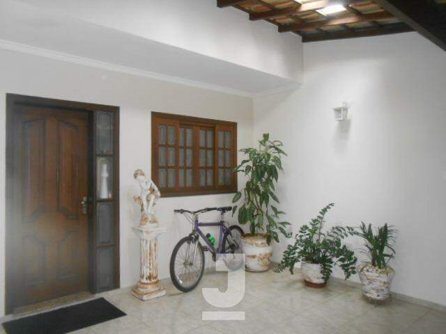 Casa à venda com 3 quartos, 240m² - Foto 2