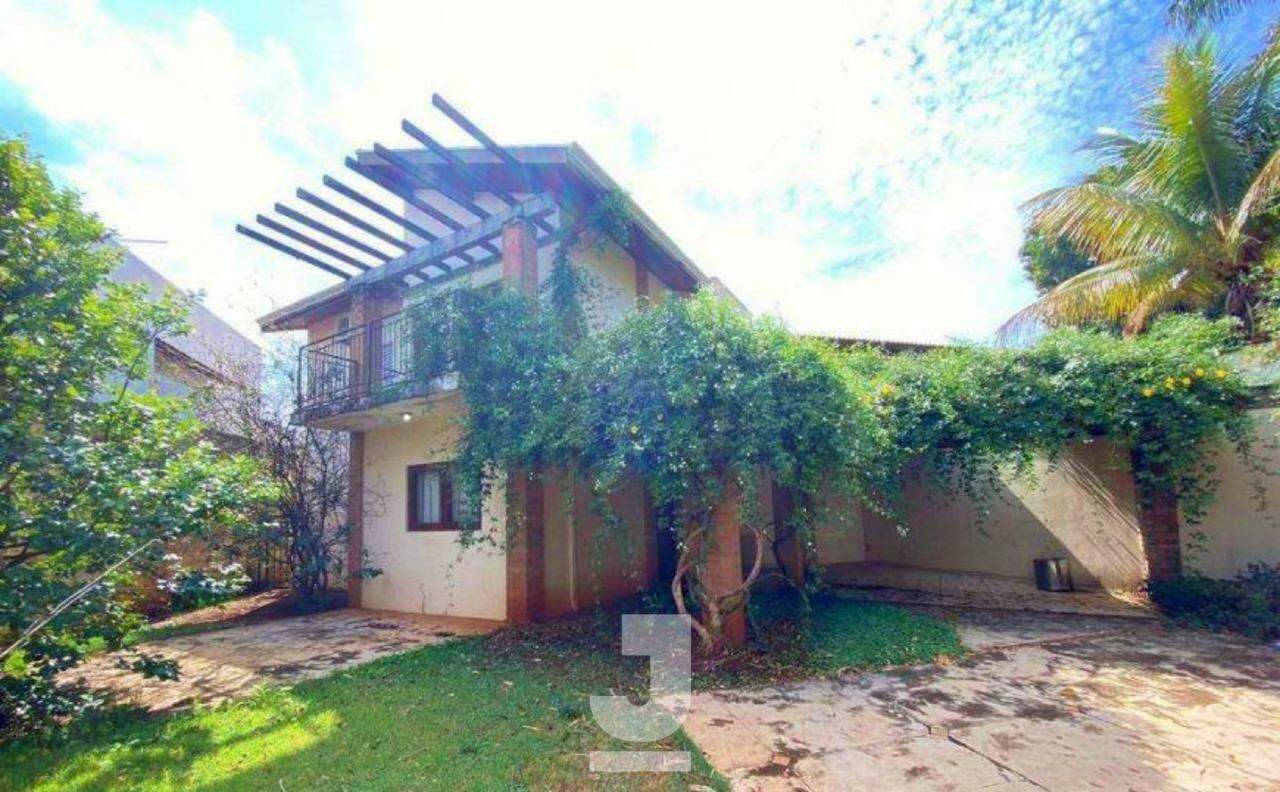 Casa à venda com 4 quartos, 217m² - Foto 1