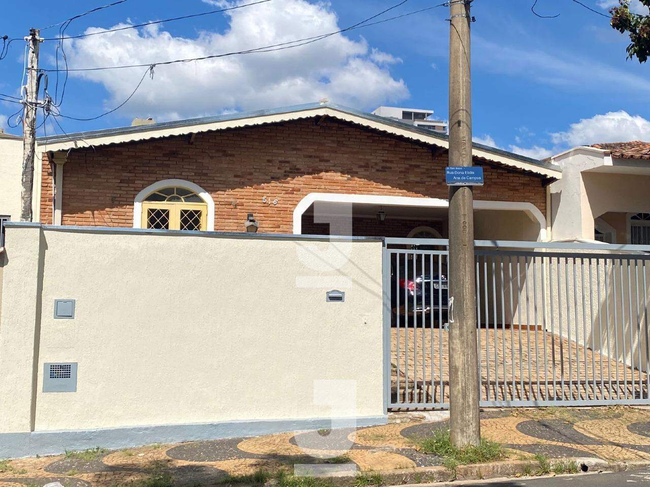 Casa à venda com 3 quartos, 238m² - Foto 1