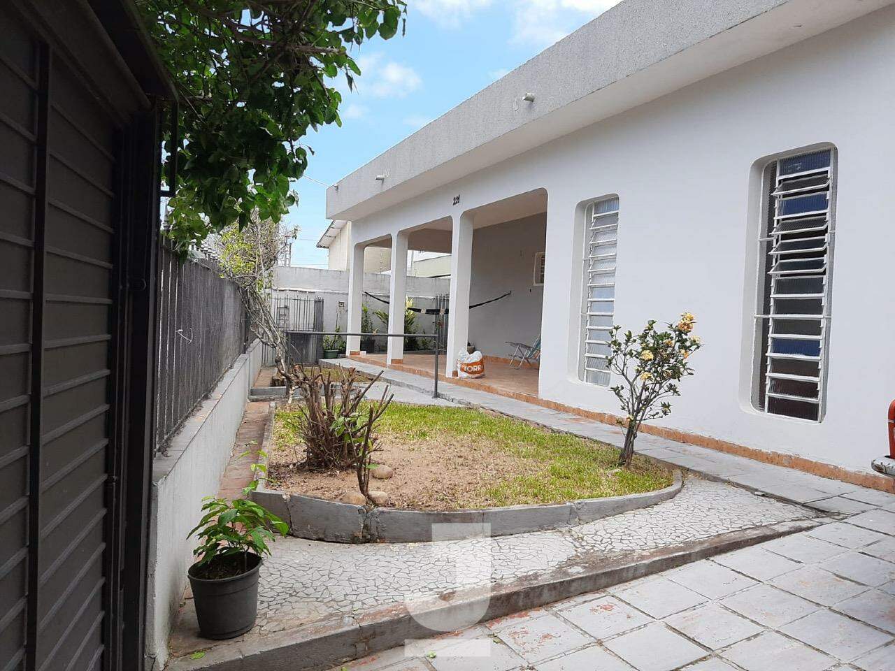 Casa à venda com 3 quartos, 194m² - Foto 1