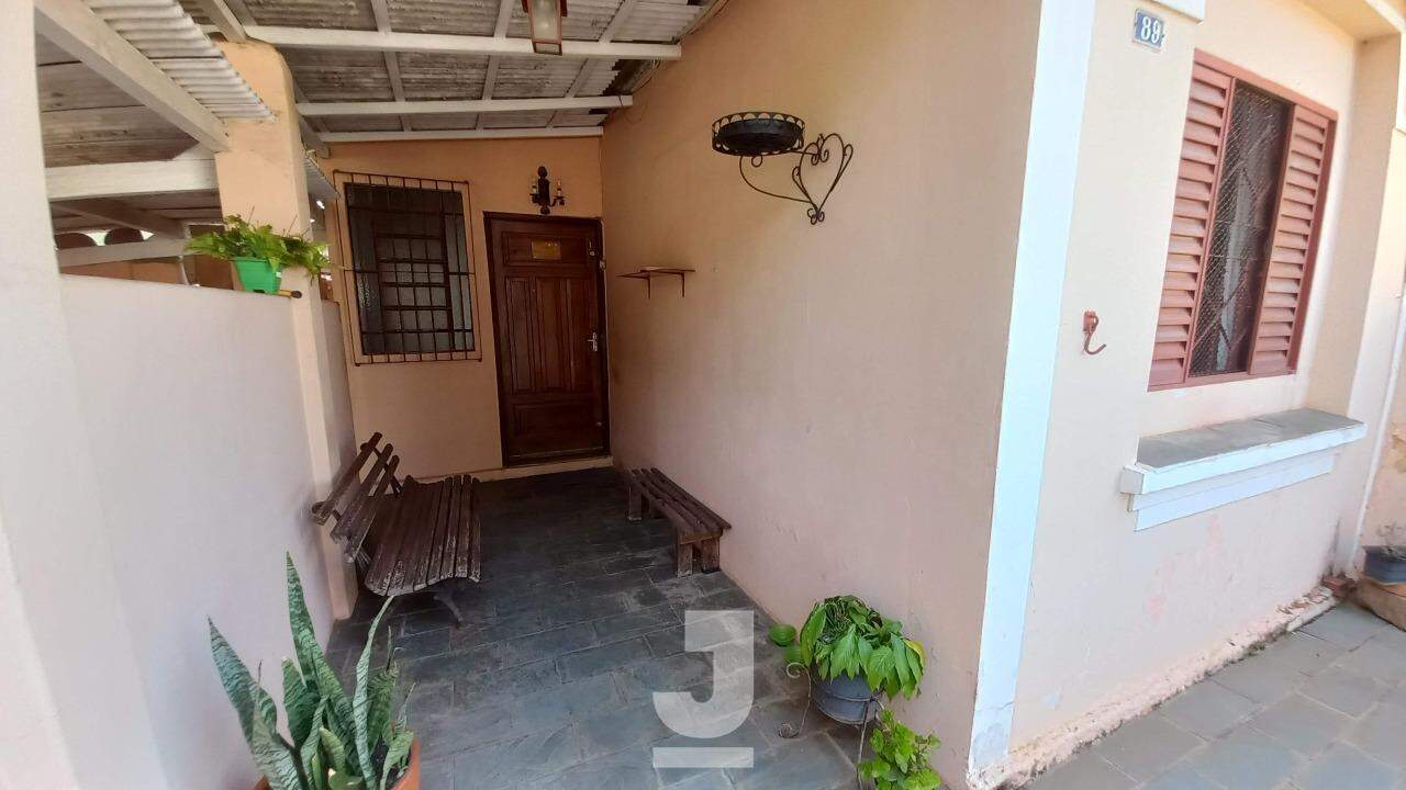 Casa à venda com 3 quartos, 100m² - Foto 1