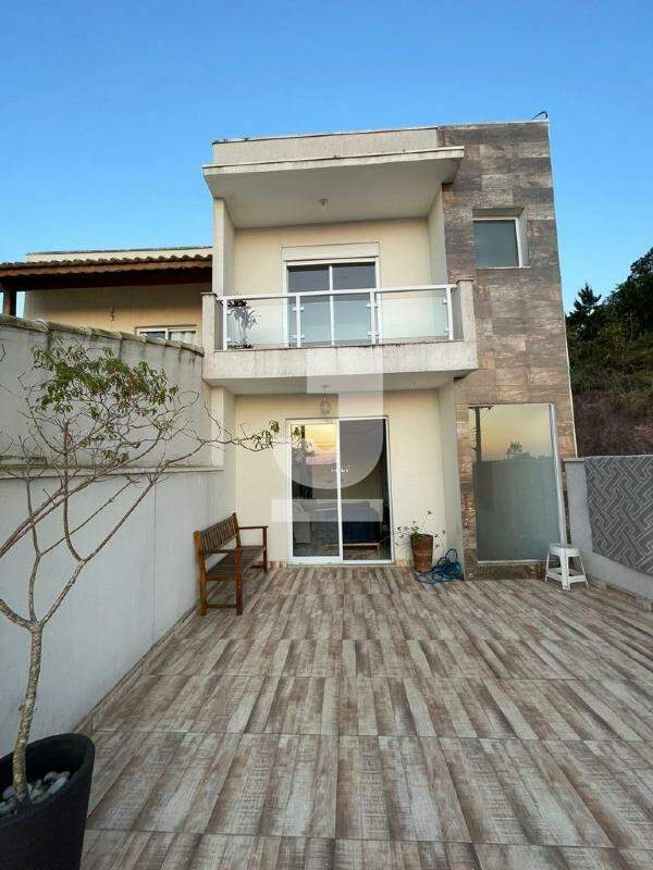 Casa à venda com 3 quartos, 160m² - Foto 1