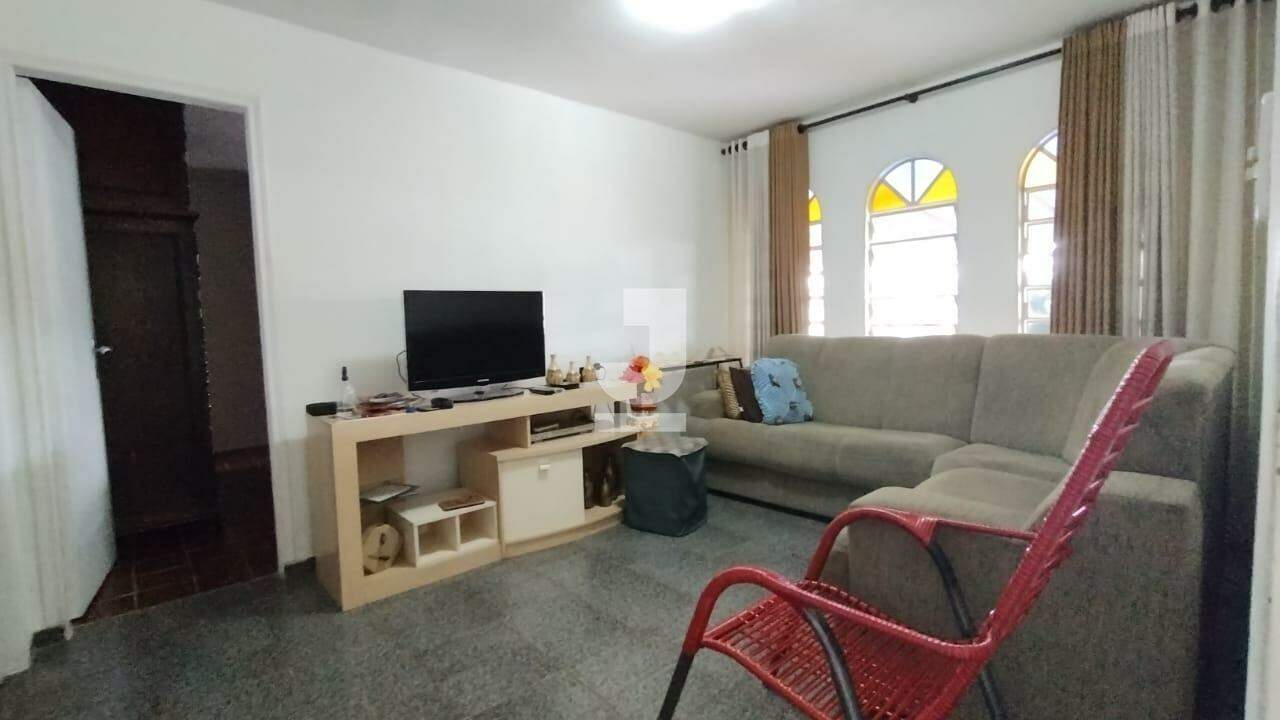 Casa à venda com 3 quartos, 180m² - Foto 2