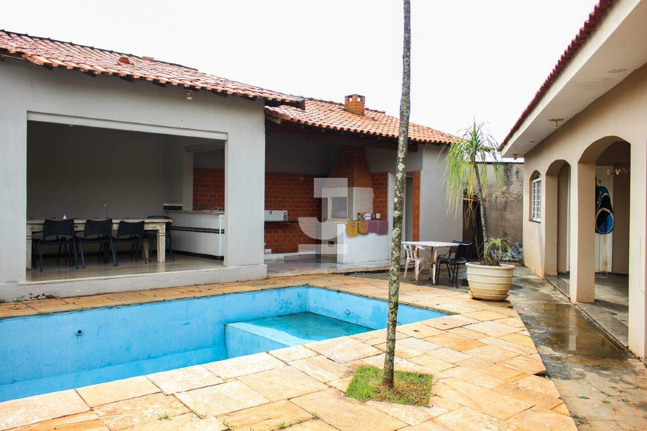 Casa à venda com 2 quartos, 290m² - Foto 1