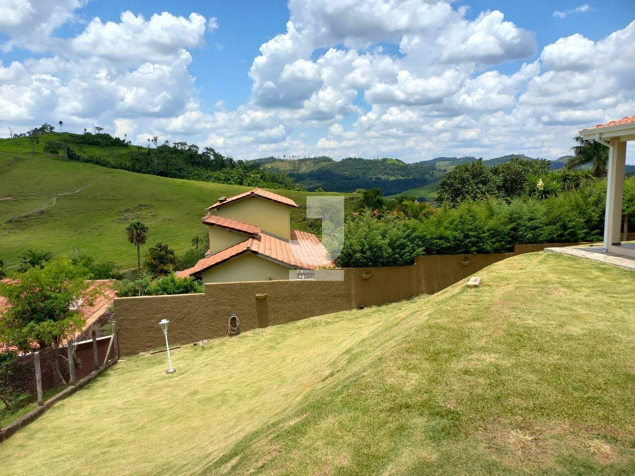 Casa de Condomínio à venda com 3 quartos, 210m² - Foto 2