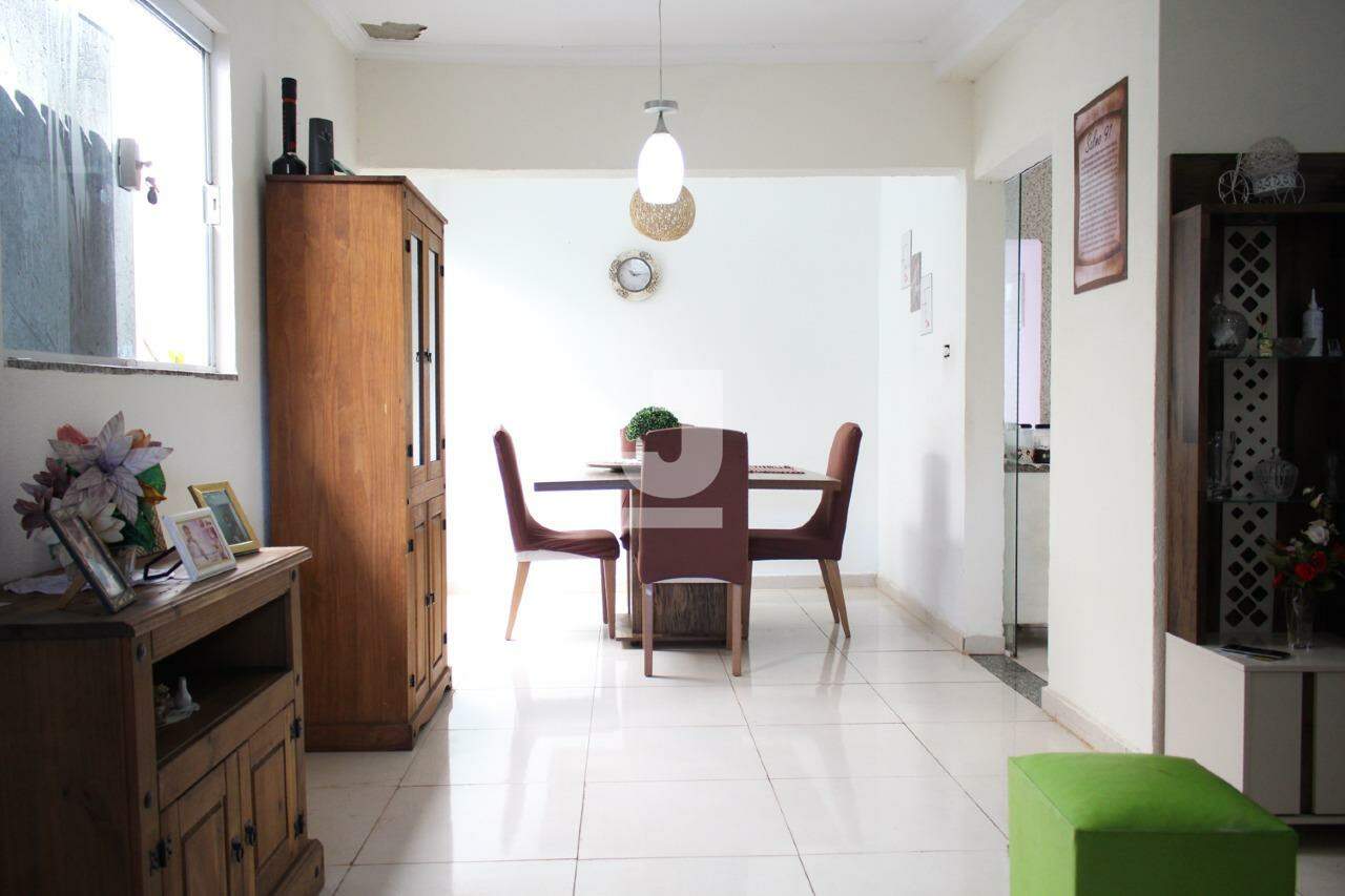 Casa à venda com 3 quartos, 125m² - Foto 1