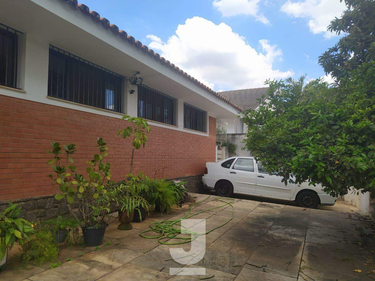 Casa para alugar com 4 quartos, 294m² - Foto 1