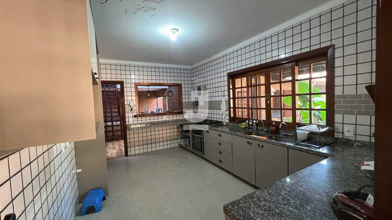 Casa à venda com 3 quartos, 271m² - Foto 10