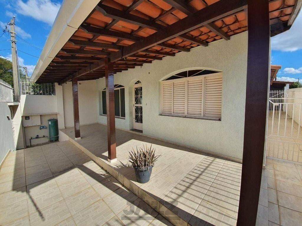 Casa à venda com 2 quartos, 138m² - Foto 1