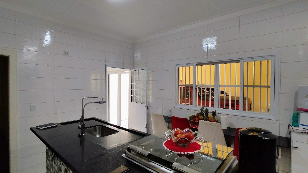 Casa à venda com 3 quartos, 220m² - Foto 13