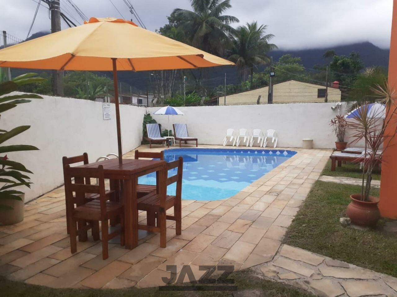 Casa à venda com 8 quartos, 245m² - Foto 1