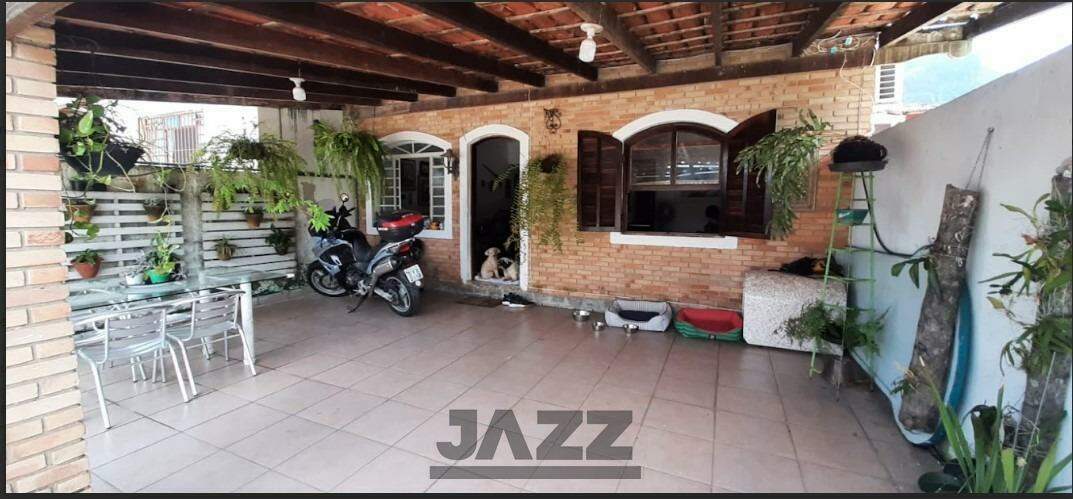 Casa à venda com 6 quartos, 300m² - Foto 1