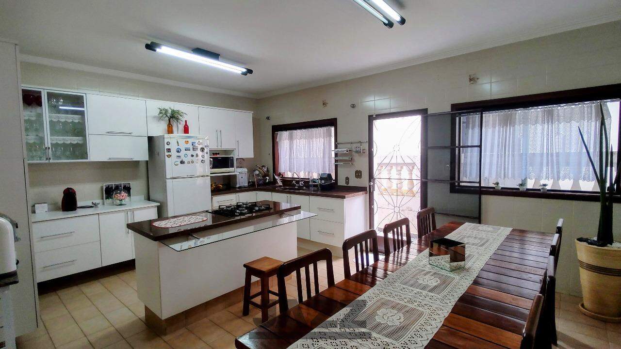 Casa à venda com 5 quartos, 300m² - Foto 1