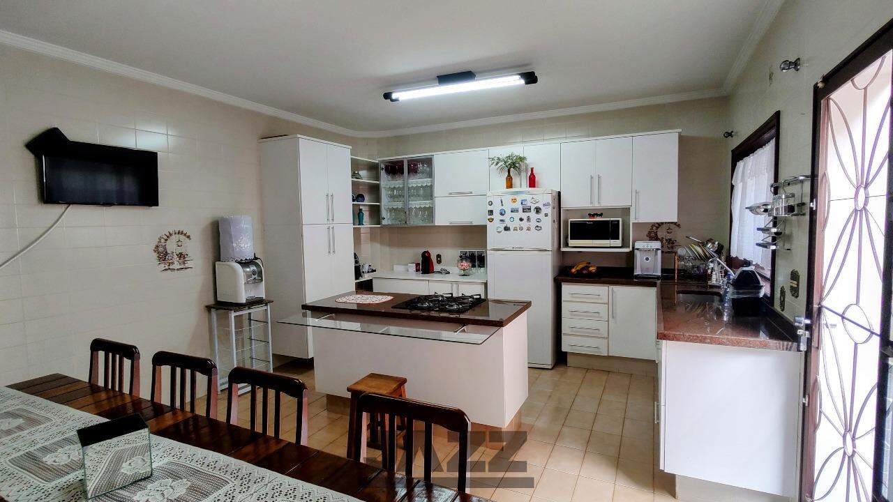 Casa à venda com 5 quartos, 300m² - Foto 9