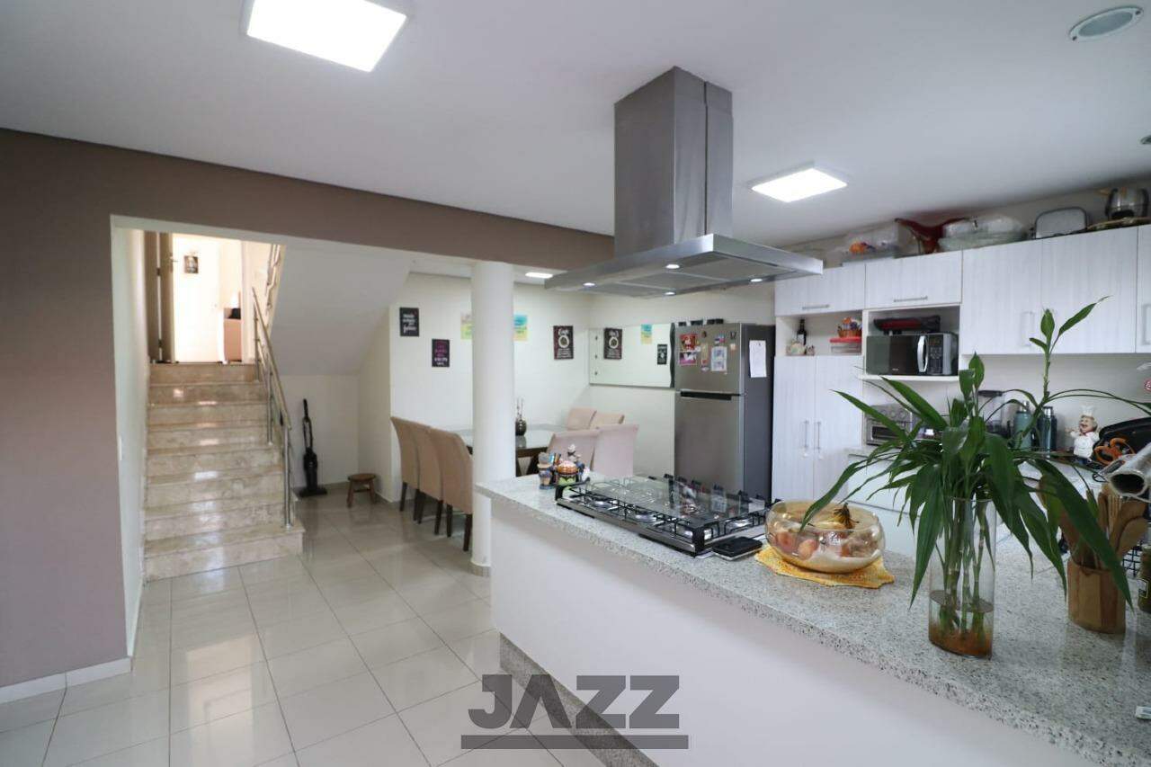 Casa à venda com 3 quartos, 218m² - Foto 1