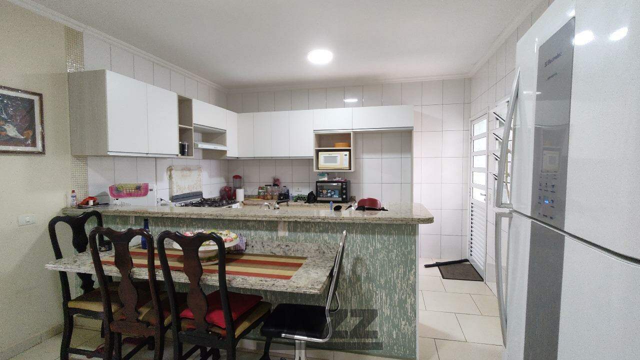 Casa de Condomínio à venda com 3 quartos, 220m² - Foto 17