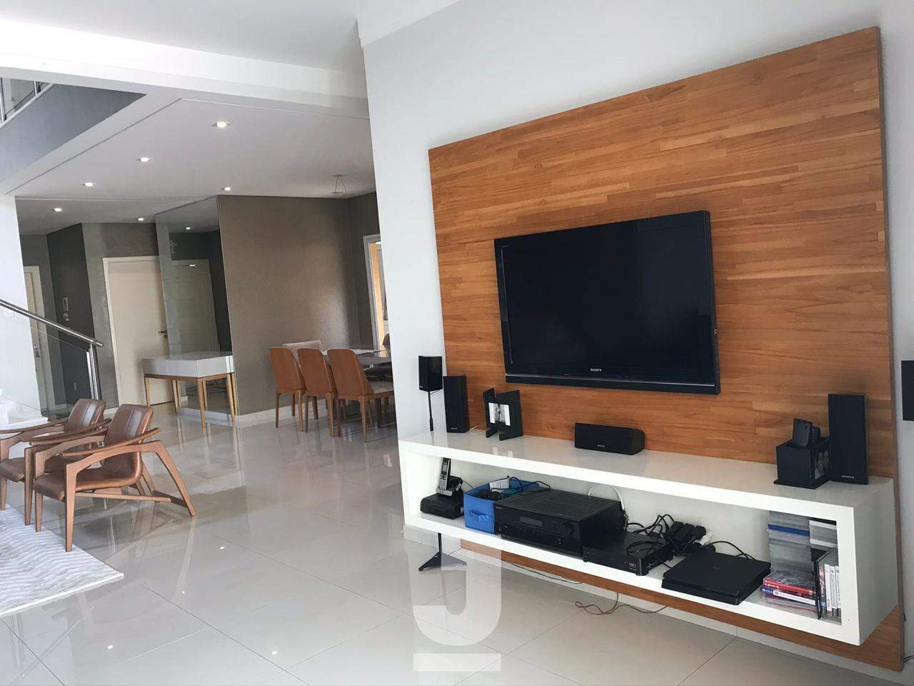 Casa de Condomínio para alugar com 4 quartos, 252m² - Foto 2