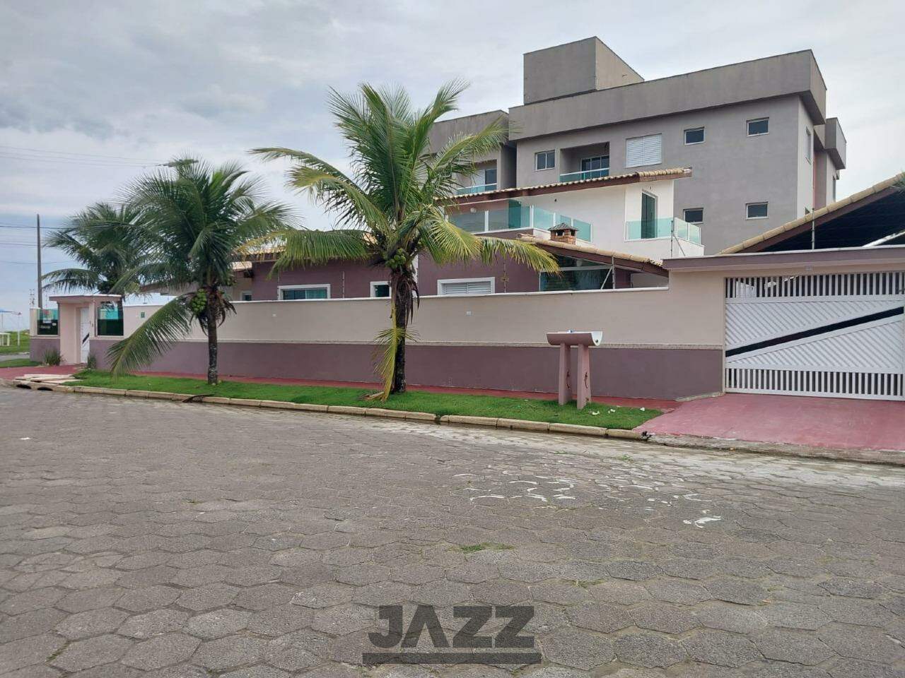 Casa à venda com 4 quartos, 250m² - Foto 1