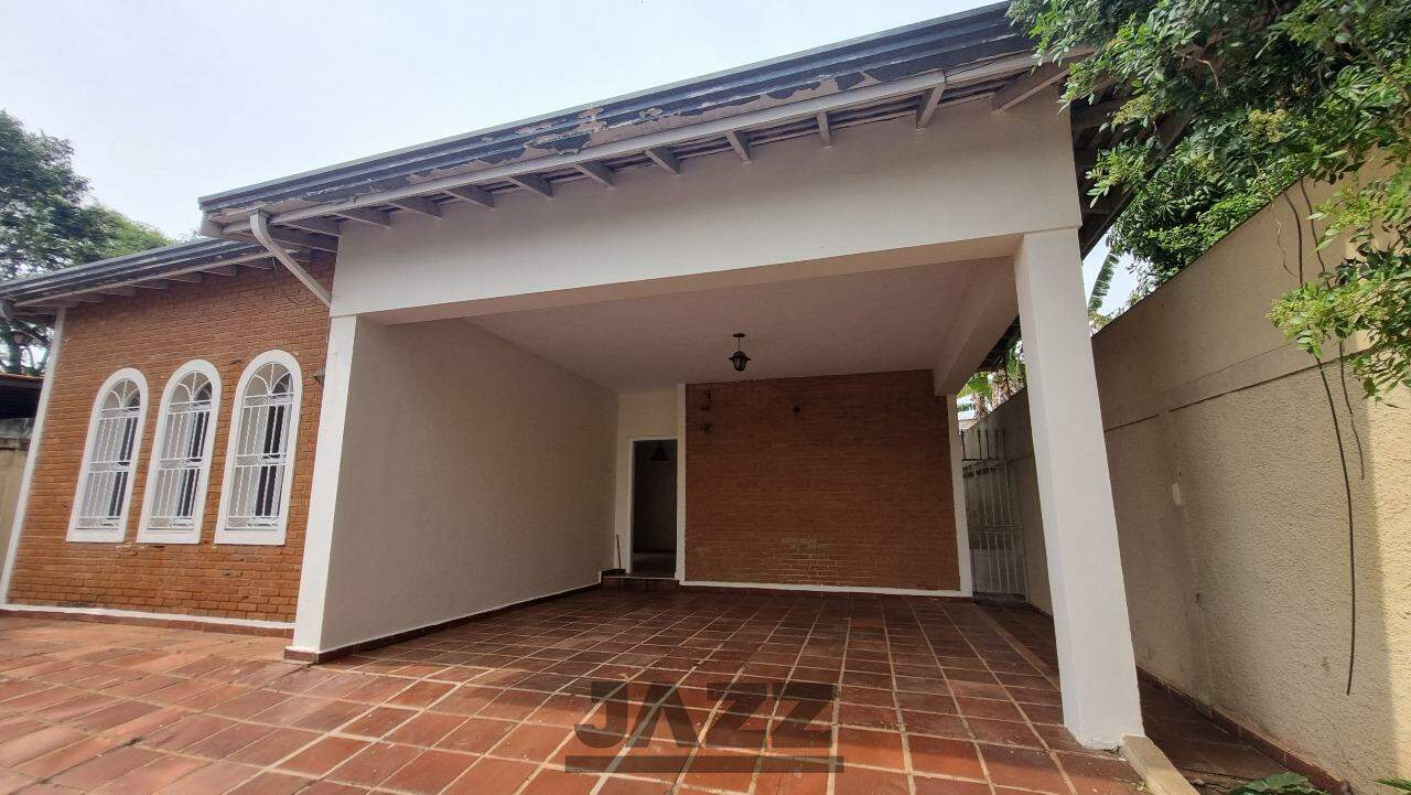 Casa à venda com 3 quartos, 239m² - Foto 1