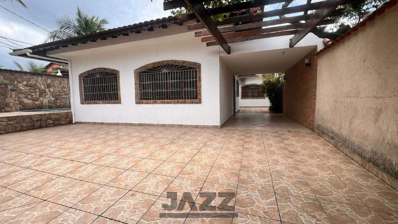 Casa à venda com 3 quartos, 252m² - Foto 1