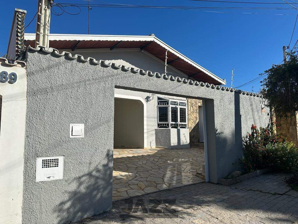 Casa à venda com 3 quartos, 300m² - Foto 1