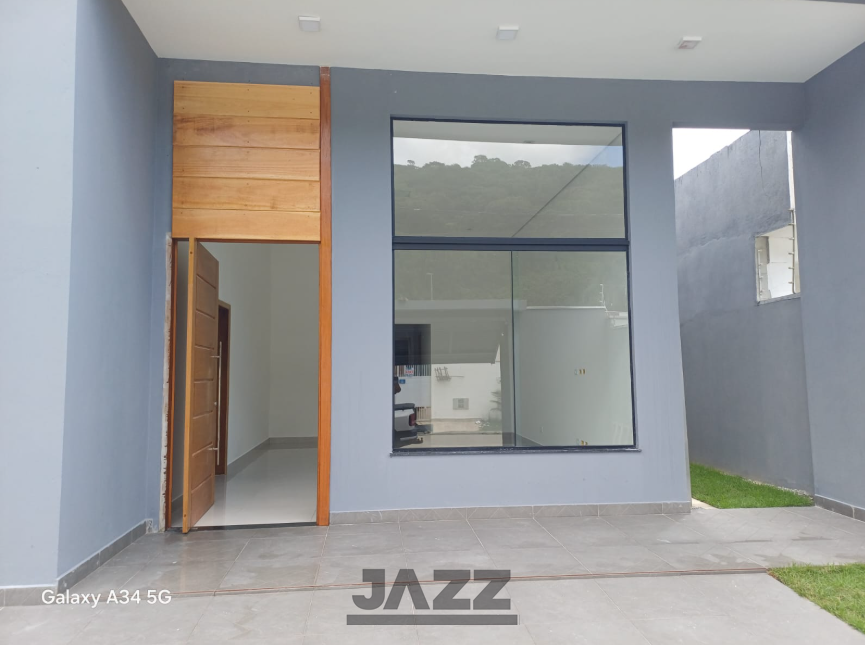 Casa à venda com 3 quartos, 131m² - Foto 1