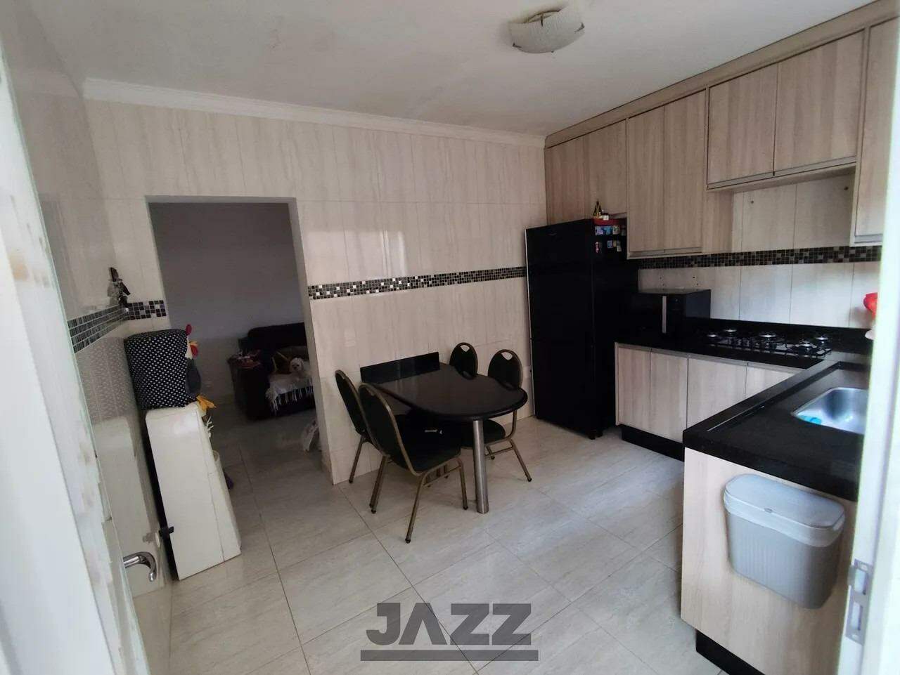 Casa à venda com 5 quartos, 200m² - Foto 1