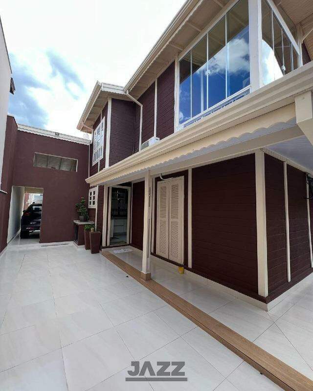 Casa, 3 quartos, 214 m² - Foto 1