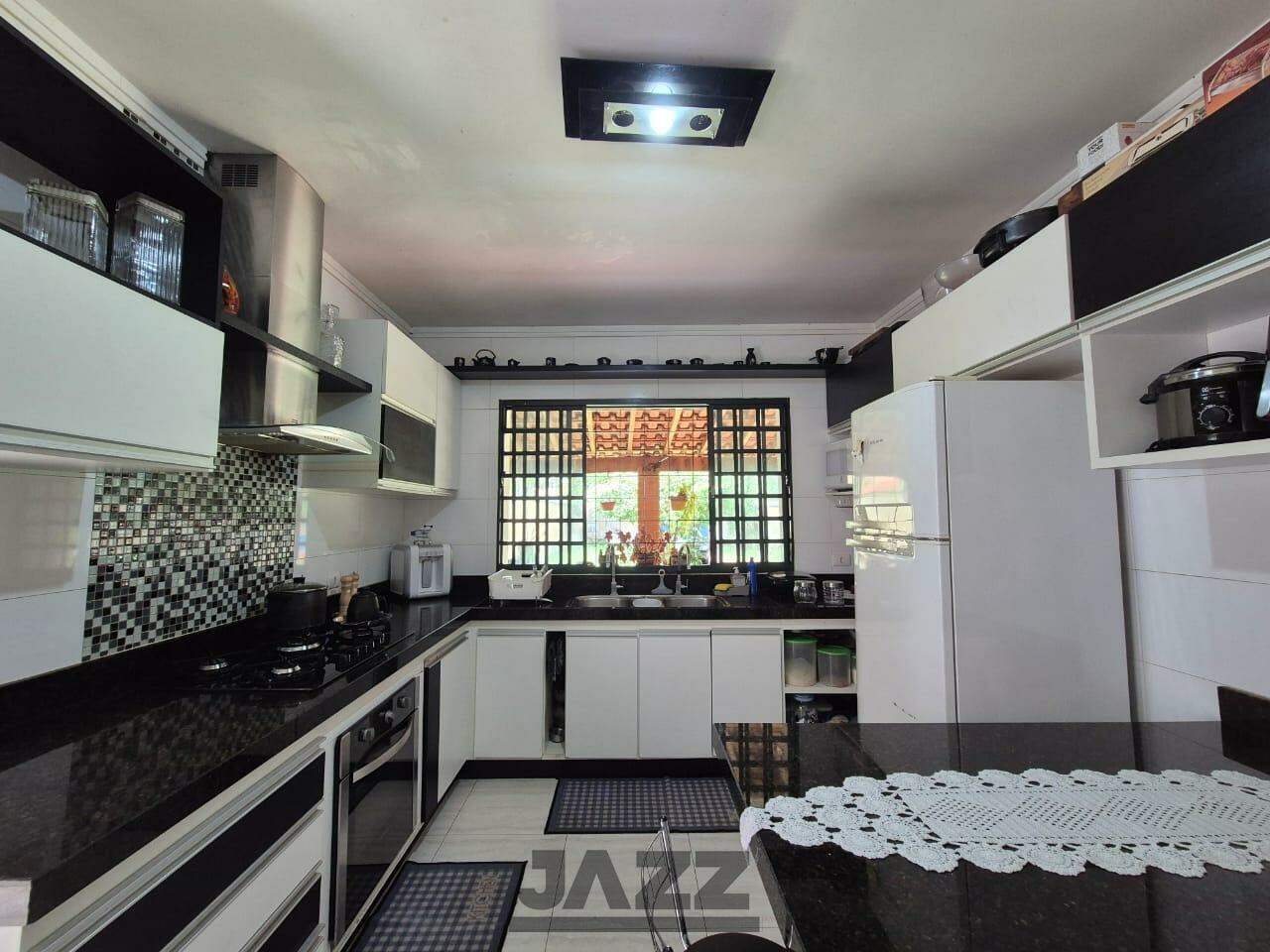 Chácara à venda com 5 quartos, 264m² - Foto 1