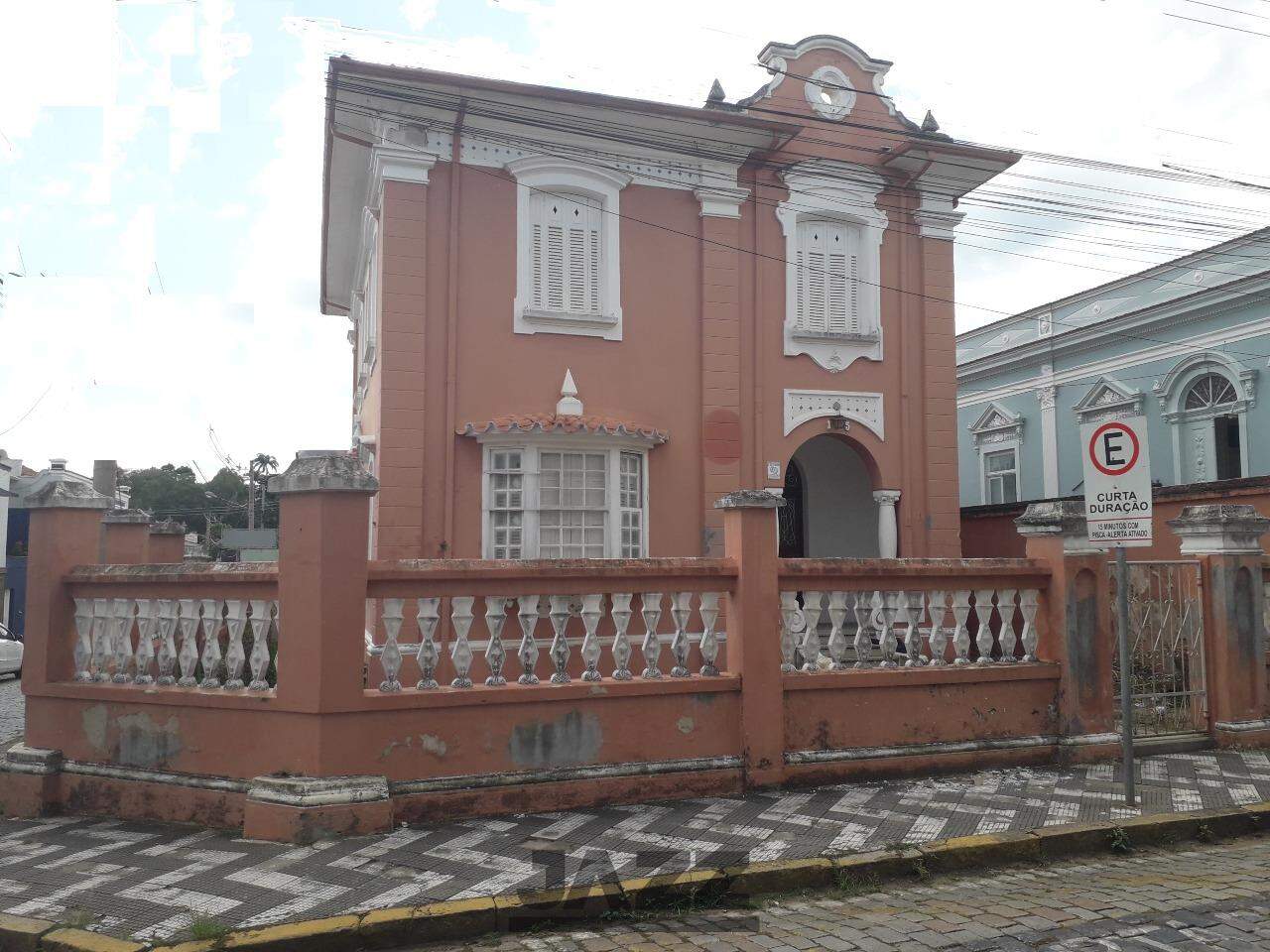 Casa à venda com 3 quartos, 270m² - Foto 1