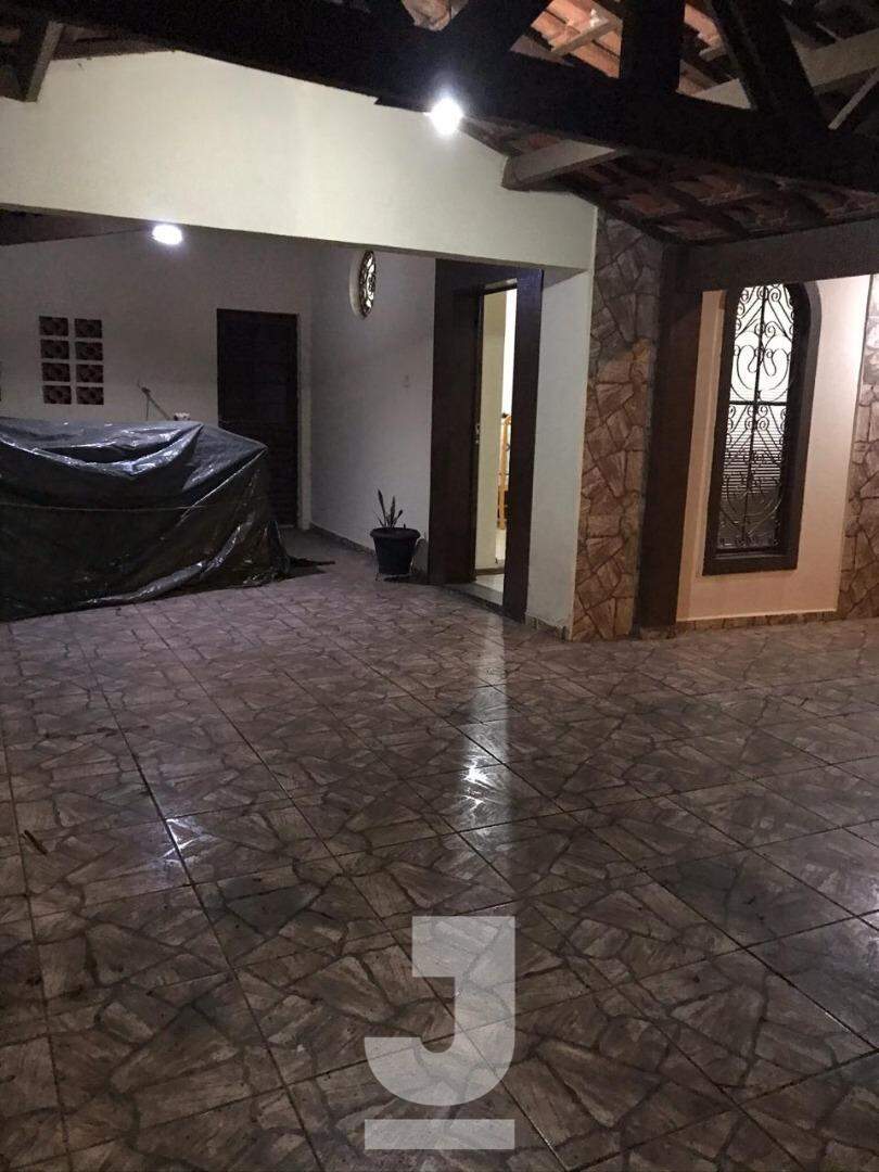 Casa à venda com 3 quartos, 240m² - Foto 2