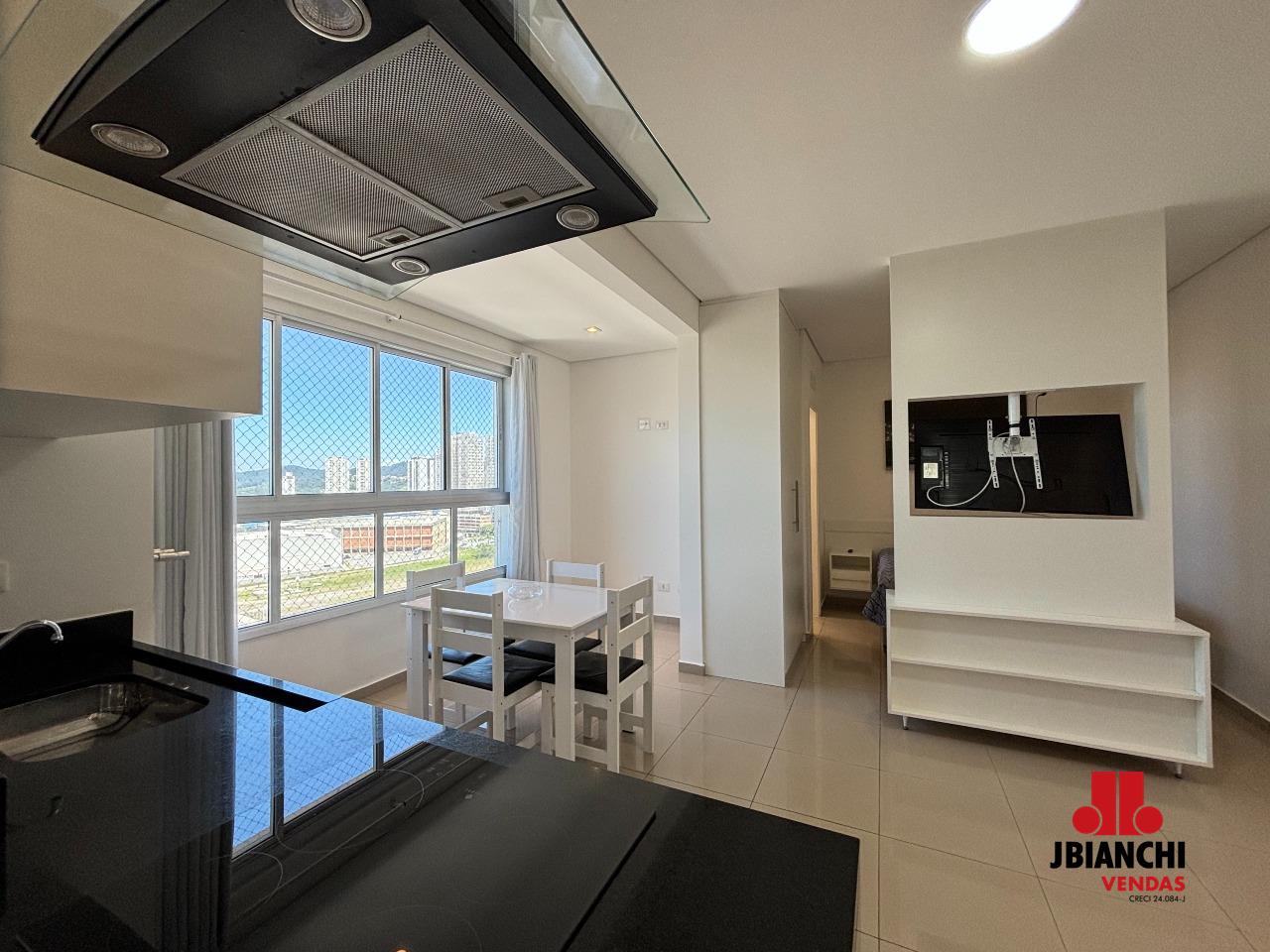 Apartamento para aluguel no Loteamento Mogilar: Sala c/ painel e TV giratória