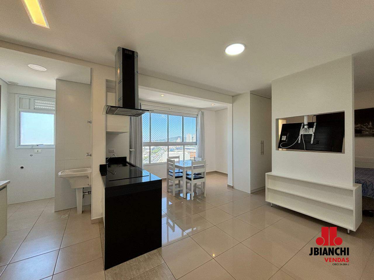 Apartamento para aluguel no Loteamento Mogilar: Sala de estar integrada