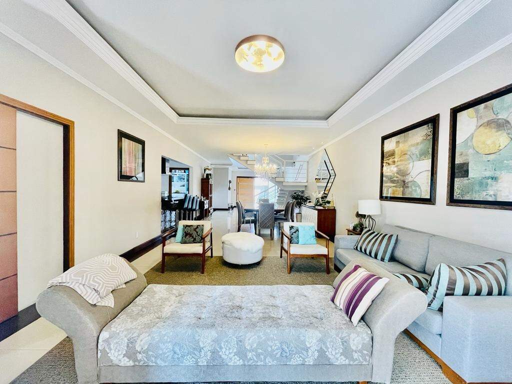 Sobrado à venda no Vila Oliveira: Ampla Sala 3 Ambientes