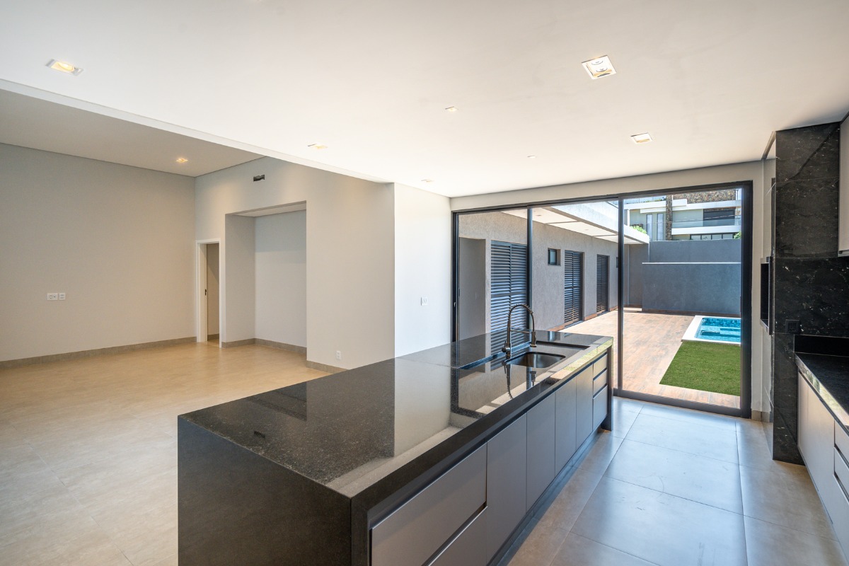 Casa em Condomínio à venda no Village do Lago: 