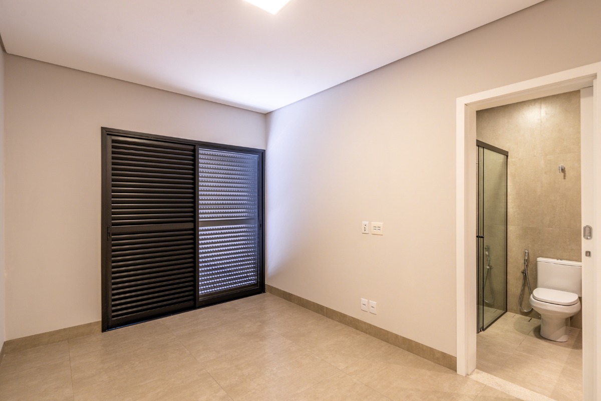 Casa em Condomínio à venda no Village do Lago: 