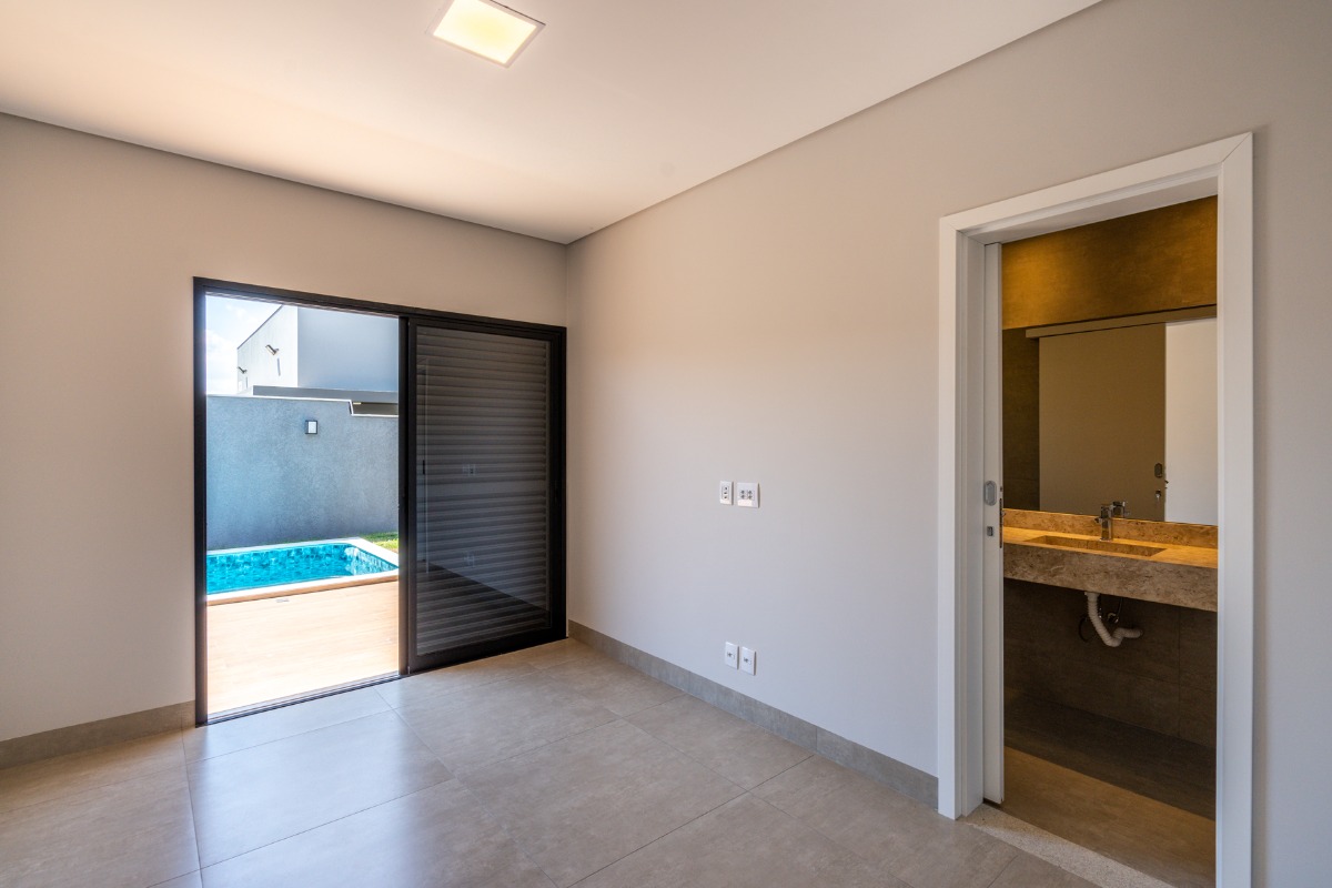 Casa em Condomínio à venda no Village do Lago: 