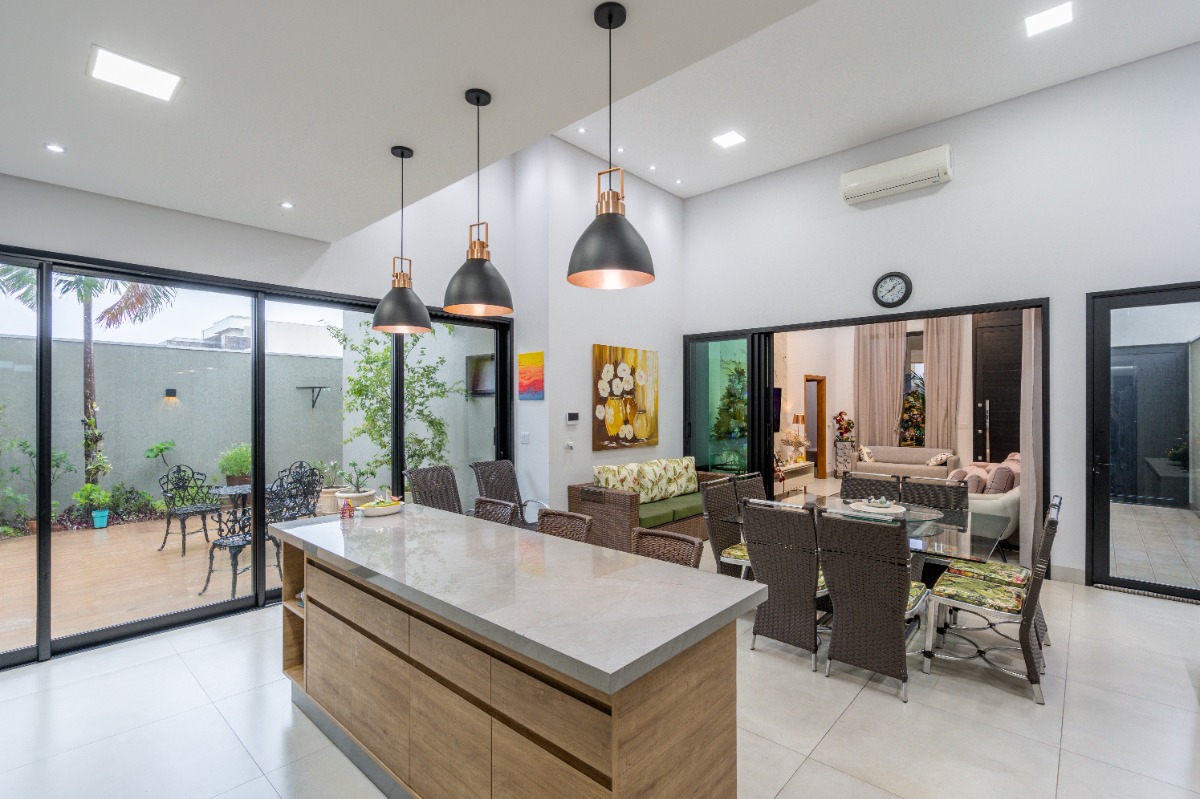 Casa em Condomínio à venda no Village do Lago: 